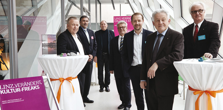 Die Köpfe zu Linz09 (v.l.): Linz09-Intendant Martin Heller, Tourismusdirektor Georg Steiner, stv. Linz09-Intendant Ulrich Fuchs, Linz09-Geschäftsführer Walter Putschögl,
Kultur- und Tourismusreferent Bernhard Baier, Landeshauptmann Josef Pühringer und Tourismusverband Linz Vorsitzender Manfred Grubauer.