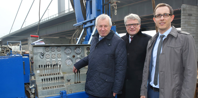 LH-Stv. Franz Hiesl, Bürgermeister Klaus Luger und Martin Poecheim (Asfinag) läuten den Baubeginn der Neuen Bypässe für die A 7 Voestbrücke ein.