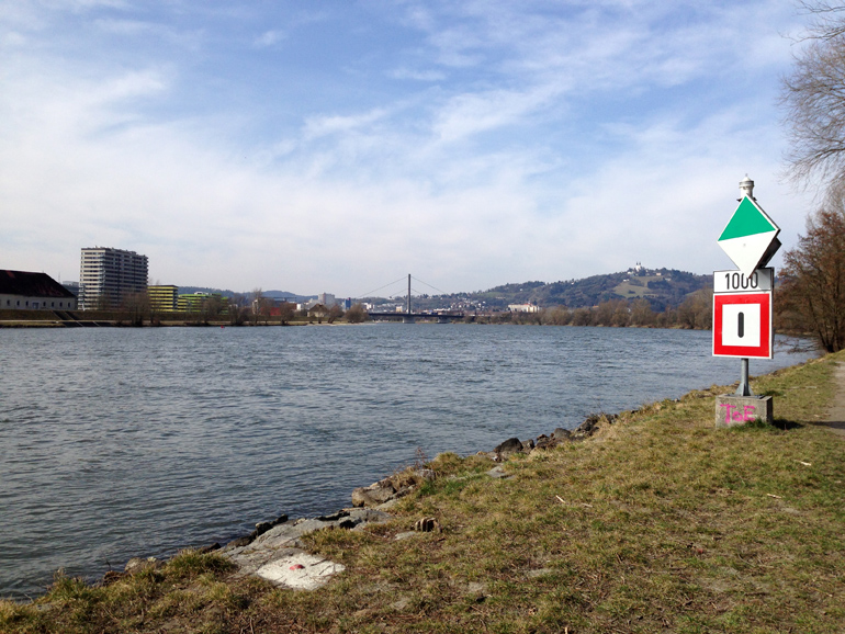 Knapp 1,5km unterhalb der VOEST-Brücke endet das Linzer Donauufer