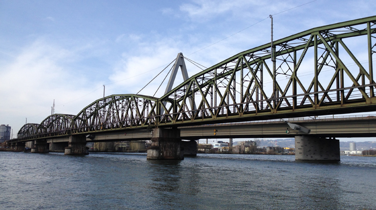26 Jahre älter als ihr Linzer "Zwilling" und dennoch perfekt in Schuss: die Steyregger Eisenbahnbrücke