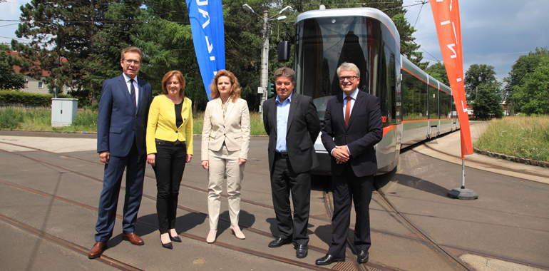 Der erste neue Cityrunner wurde von einem prominenten Empfangskommittee begrüßt.