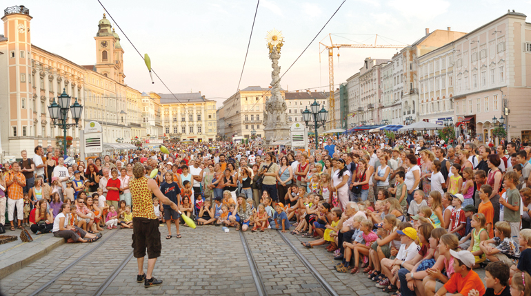 Theater schlägt Straßenbahn: Das Pflasterspektakel darf alles :-)