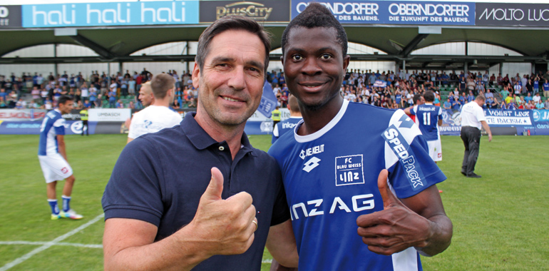 Blau-Weiß Linz Coach Willi Wahlmüller mit seinem ,Musterschüler' Yusuf Otubanjo