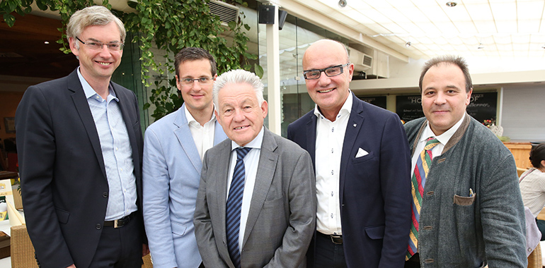 V.l.: LR Michael Strugl, Karl Gugerbauer, LH Josef Pühringer, Robert Seeber (Promenadenhof) und Hans Schallmeiner (Seegasthof Hotel Hois’n Wirt).