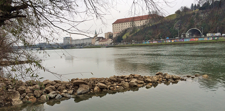 Erste Arbeiten am Donaustrand beim Steinmetzplatzl: die Errichtung von 12 Strombuhnen aus 5.000 Tonnen Gestein