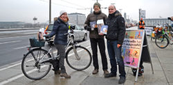 Infrastruktur-Stadtrat Markus Hein selbst wintererprobter "Zweiradler", bei einer Verteilaktion für Radfahrer