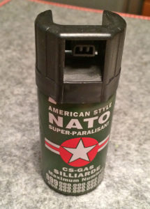 Momentan der Verkaufsrenner an der tschechischen Grenze: CS Reizgassprays um vier Euro.