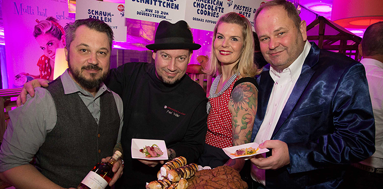 V.l.: Schauspieler Erol Nowak von der ORF-Serie Braunschlag,  Rene und Jenny Weber (Arkadenhof) und HAKA-Küchen-Chef Gerhard Hackl