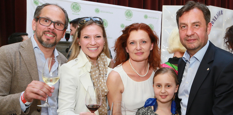 Oh Wein, oh Wunder (v.l.): Hoftaverne Atzmüller-Chef Roland Finner, Bayrischer Hof-Chefin Alexandra Platzer, Rita, Emilie und Hannes Wakolbinger