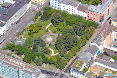 Der Hessenplatz aus der Vogelperspektive. Im Bild rechts befindet sich die umstrittene Bushaltestelle