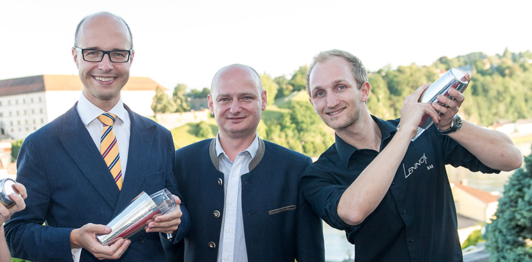 Shake-shake-shake: Vizebürgermeister Detlef Wimmer und Stadtrat Markus Hein mit 'Cocktail-Papst' Fabian Hötzeneder
