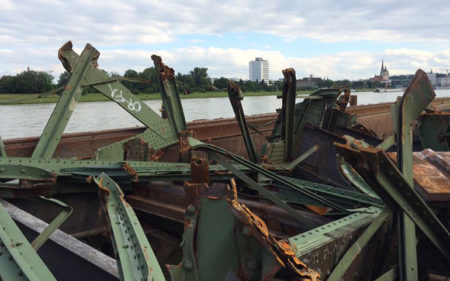 Das aufzubewahrende Stromtragwerk soll zum Abtransport in mehrere Teile zusammengeschnitten werden.