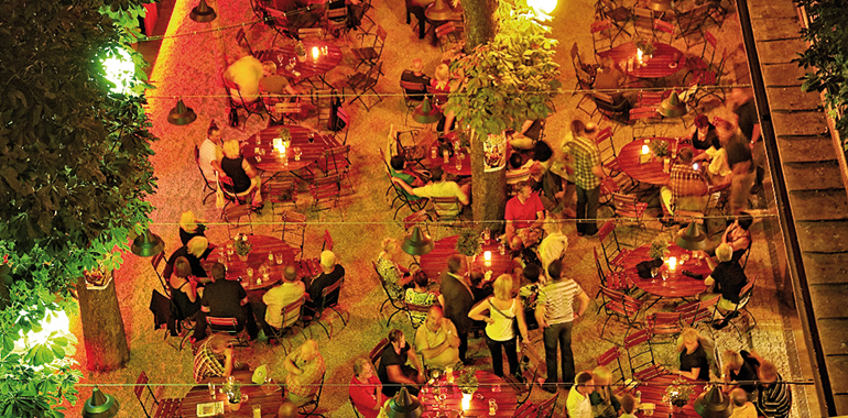 Linz sitzt Garten... genauer gesagt Gastgarten.