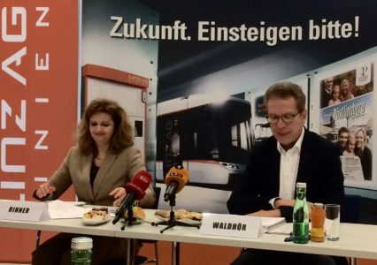 Linz AG-Vorstandsdirektorin Jutta Rinner mit Linz Linien-GF Albert Waldhör