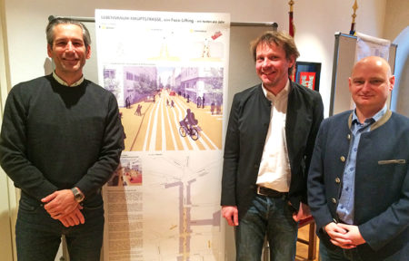 Architekt Matthias Seyfert (2.v.r.) mit Stadtrat Markus Hain (r.) und Stadtentwickler Lorenz Potocnik