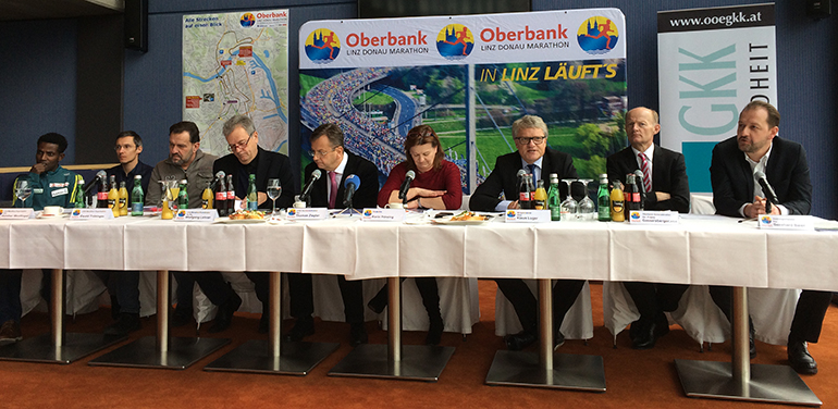 Bei der heutigen Marathon-Pressekonferenz mit Bürgermeister Klaus Luger (3.v.r.), Oberbank-General Franz Gasselsberger (2.v.r.) und Vizebürgermeister Bernhard Baier (r.).