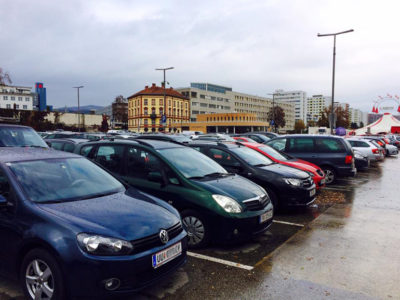 Der kostenlose Pendlerparkplatz am Jahrmarktgelände bietet bis zu 1.000 Autos Platz