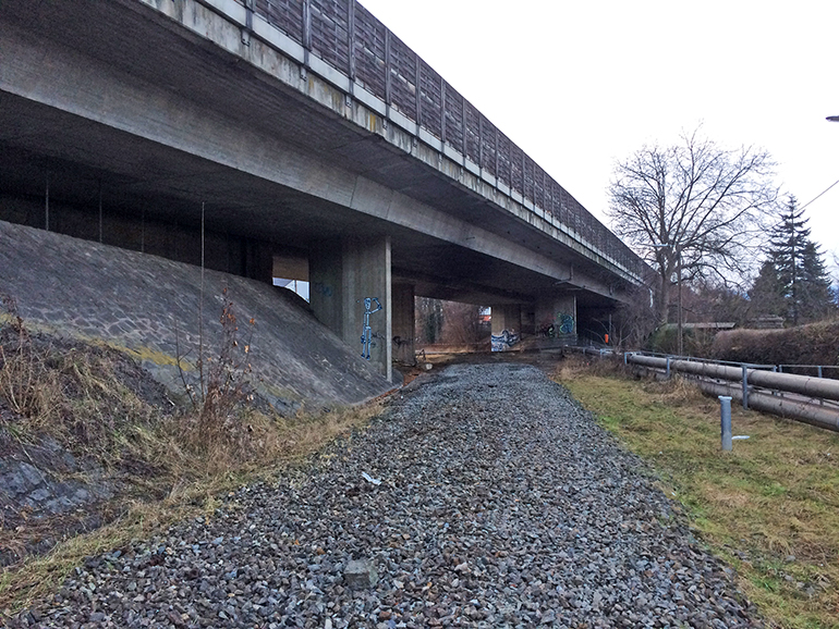 Die aufgelassene Bahntrasse zwischen Tabakfabrik und Hafenviertel