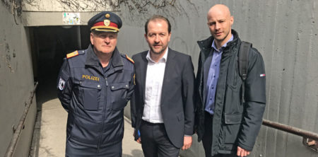Lokalaugenschein: Vizebürgermeister Bernhard Baier (Mitte) und Klubobmann Martin Hajart (rechts) mit Stadtpolizeikommandant Karl Pogutter
