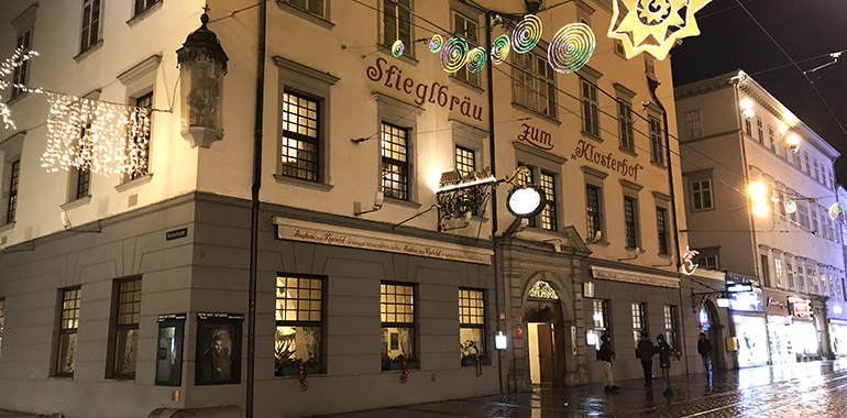 Außenansicht des Traditionsgasthauses Klosterhof an der Linzer Landstraße