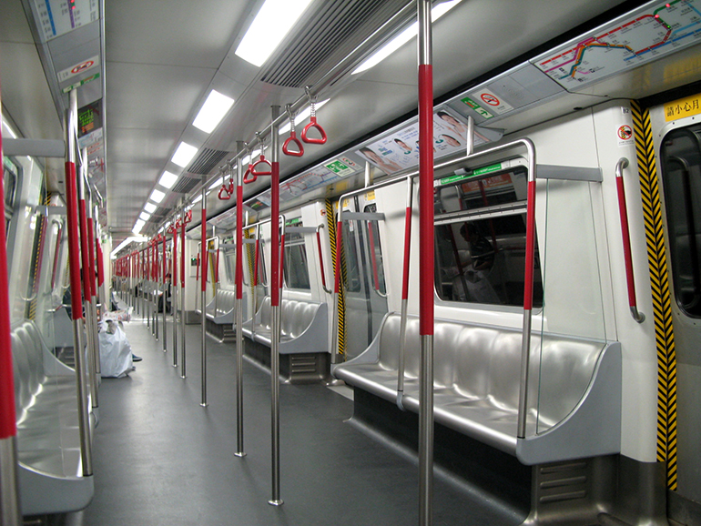 Nahverkehrsgarnitur der MTR Hongkong mit Längsbestuhlung und großzügigem Mittelgang