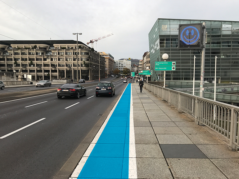 Macht sich auch gut: blauer Radstreifen auf der Nibelungenbrücke