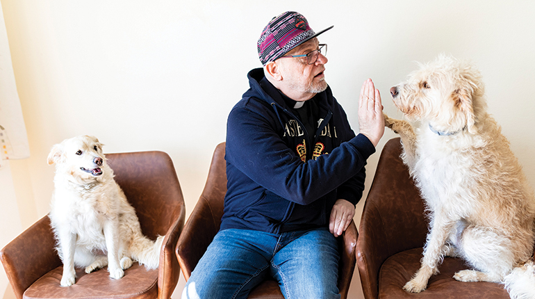 Im Haus von "Tierpfarrer" Franz Zeiger wohnen acht Tiere.