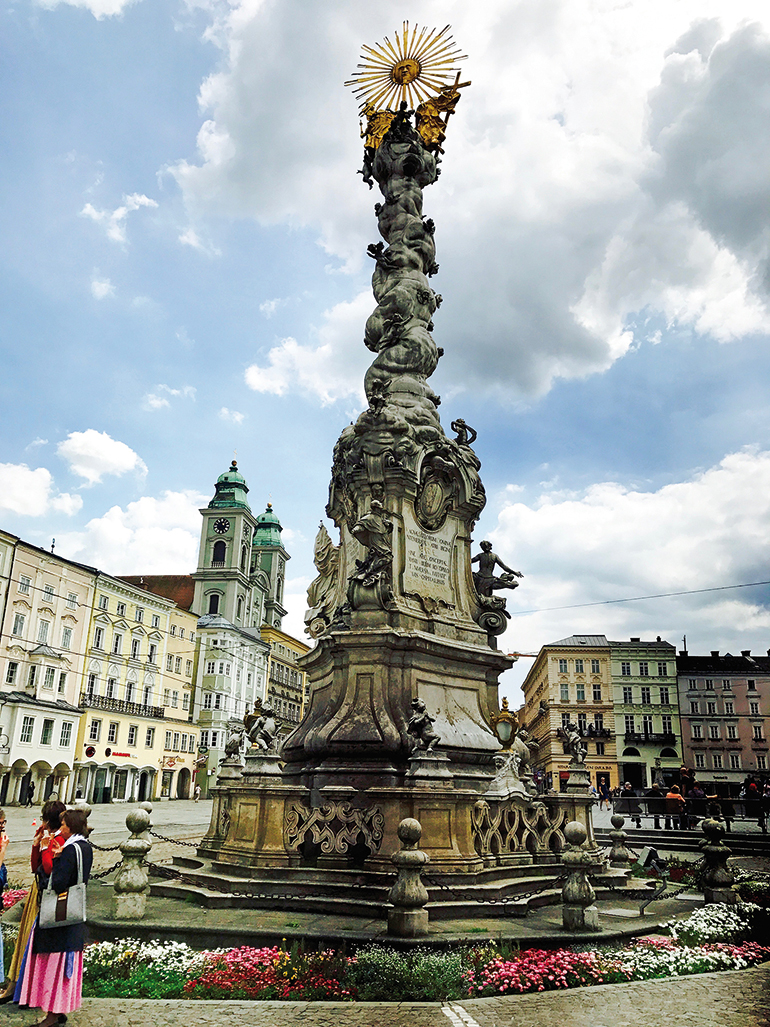 Wird bis November aufgepumpt: die Dreifaltigkeitssäule am Linzer Hauptplatz, die auch schon wieder 306 Jahre auf dem Buckel hat. 