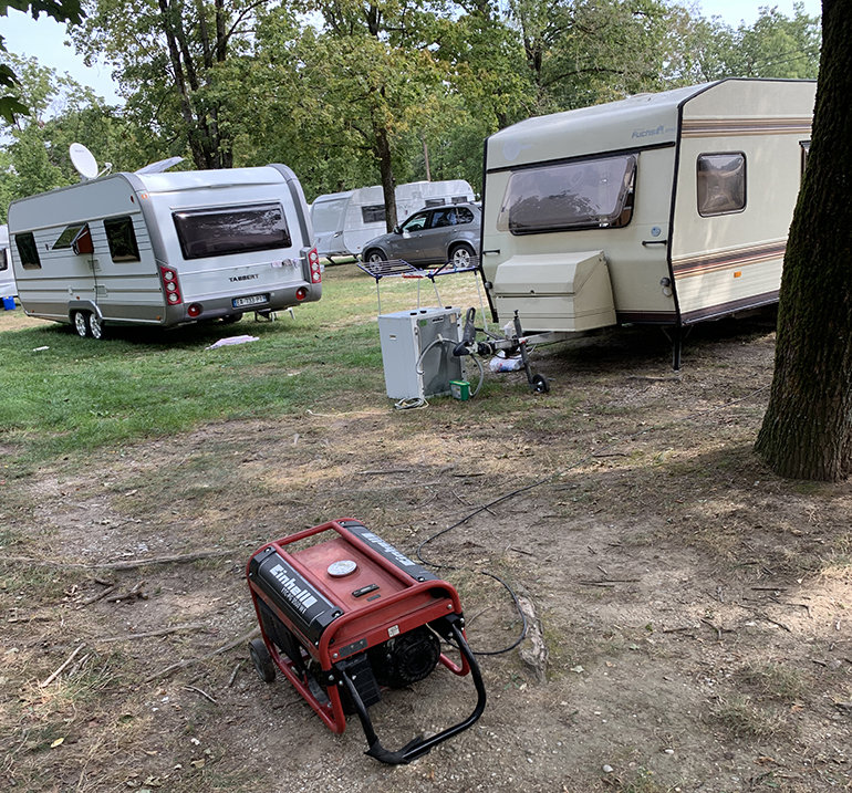 Dieselaggregate und Waschmaschinen im Grünland: Die Wildcamper am Pichlingersee kennen kaum Regeln. 