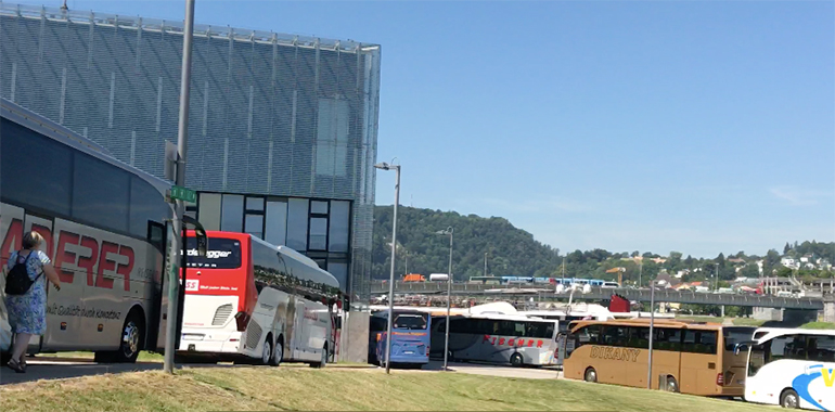 Täglich rollen dutzende Busse in den Donaupark, um die Schiffstouristen für Tagesausflüge nach Salzburg, Hallstatt oder Krumau abzuholen.