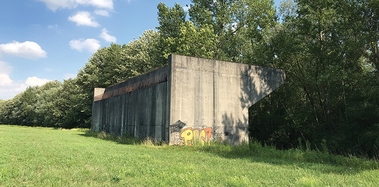 Ein Mahnmal: Das Widerlager der "Geisterbrücke" über die Traun