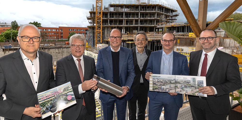 BILD zu OTS - Feierliche Grundsteinlegung beim QUADRILL-Tower in der Tabakfabrik Linz. Die Hochbauarbeiten gehen zügig voran. Bis Ende dieses Jahres wird bereits eine Turm-Höhe von 60 Metern erreicht sein. Veröffentlichung honorarfrei bei Angabe der Fotoquelle: (C) Gregor Hartl Photographie.