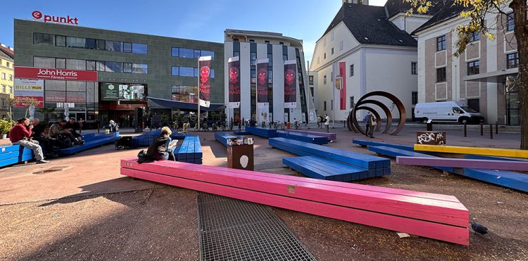 Tiefgaragen-„Frischluft“ von unten gibt‘s am OK-Platz. (Foto: Redaktion)