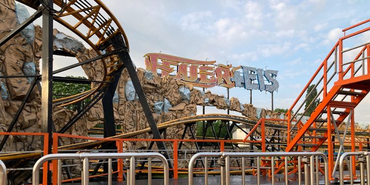 In Deutschland war die neue "Alpenblitz"-Achterbahn unter den Namen "Feuer + Eis" und "Blauer Enzian" unterwegs. (Foto: Sir James / CC BY-SA 4.0)