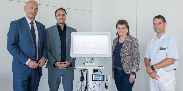 Im Rahmen eines gemeinsamen Lokalaugenscheins überzeugten sich Sozial-Landesrat Christian Dörfel, der Geschäftsführer der Seniorenzentren Linz, Robert Ritter-Kalisch, die Linzer Vizebürgermeisterin Karin Hörzing und Wohnbereichsleiter András Harsányi vom Vorzeigemodell des Digitalen Pflegeheims in der Linzer Liebigstraße. (Foto: Land OÖ/Bayer)