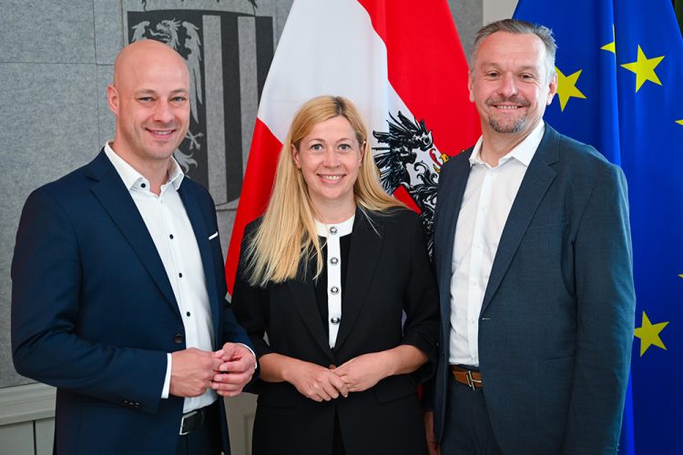 Vzbgm. Martin Hajart (links) mit Stadträtin Doris Lang-Mayerhofer und (Foto: Lea -Sophie Kraus)