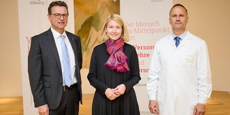 KUK-Geschäftsführer Franz Harnoncourt, Gesundheitslandesrätin Christine Haberlander, Univ.-Prof. Dr. Andreas Zierer, Vorstand der Universitätsklinik für Herz-, Gefäß- und Thoraxchirurgie. (Foto: Land OÖ/Peter Mayr)
