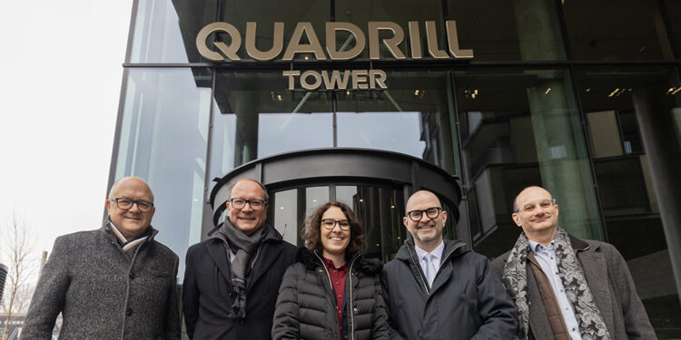 Der Projektentwickler und -eigentümer Thomas Bodner präsentierte dem Linzer Bürgermeister Dietmar Prammer  das realisierte Großbauvorhaben QUADRILL.