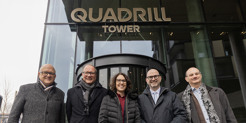 Der Projektentwickler und -eigentümer Thomas Bodner präsentierte dem Linzer Bürgermeister Dietmar Prammer  das realisierte Großbauvorhaben QUADRILL.